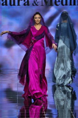 Laura ve Medni koleksiyon Moskova moda haftası sırasında