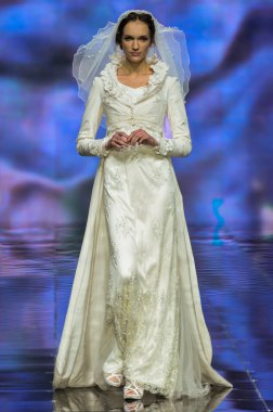 Laura ve Medni koleksiyon Moskova moda haftası sırasında