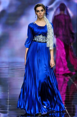 Laura ve Medni koleksiyon Moskova moda haftası sırasında
