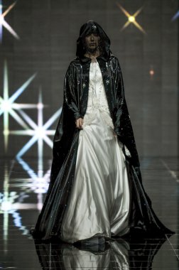 Laura ve Medni koleksiyon Moskova moda haftası sırasında