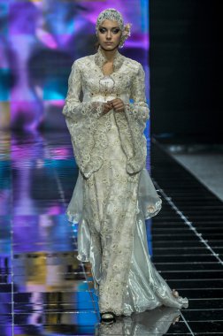 Laura ve Medni koleksiyon Moskova moda haftası sırasında