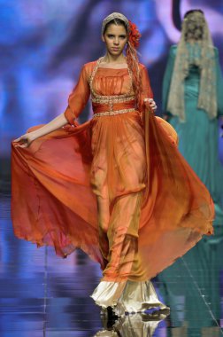 Laura ve Medni koleksiyon Moskova moda haftası sırasında