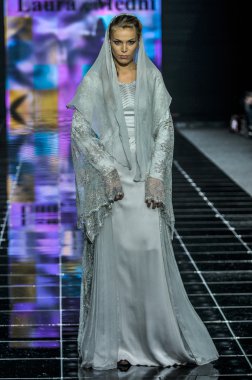 Laura ve Medni koleksiyon Moskova moda haftası sırasında