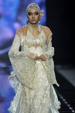 Laura ve Medni koleksiyon Moskova moda haftası sırasında