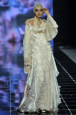 Laura ve Medni koleksiyon Moskova moda haftası sırasında