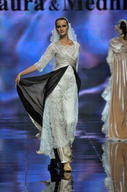 Laura ve Medni koleksiyon Moskova moda haftası sırasında