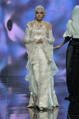 Laura ve Medni koleksiyon Moskova moda haftası sırasında