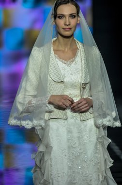 Laura ve Medni koleksiyon Moskova moda haftası sırasında