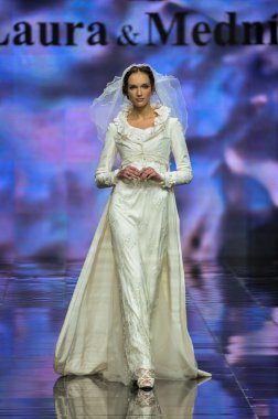 Laura ve Medni koleksiyon Moskova moda haftası sırasında