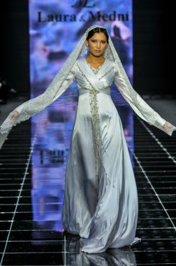 Laura ve Medni koleksiyon Moskova moda haftası sırasında