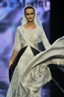 Laura ve Medni koleksiyon Moskova moda haftası sırasında