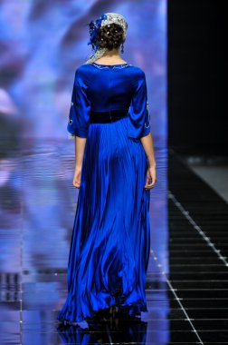 Laura ve Medni koleksiyon Moskova moda haftası sırasında 