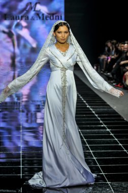 Laura ve Medni koleksiyon Moskova moda haftası sırasında 