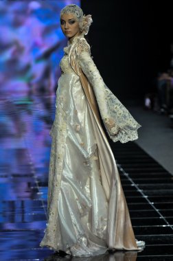 Laura ve Medni koleksiyon Moskova moda haftası sırasında 