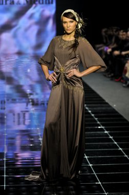 Laura ve Medni koleksiyon Moskova moda haftası sırasında 