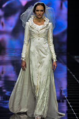 Laura ve Medni koleksiyon Moskova moda haftası sırasında 