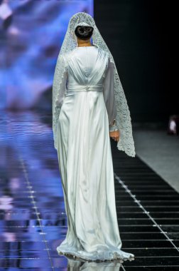 Laura ve Medni koleksiyon Moskova moda haftası sırasında 