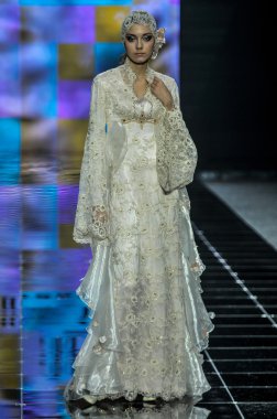 Laura ve Medni koleksiyon Moskova moda haftası sırasında 