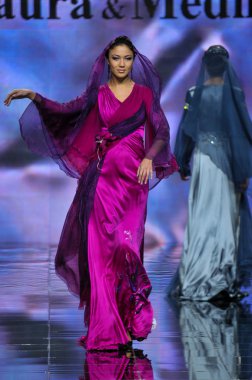 Laura ve Medni koleksiyon Moskova moda haftası sırasında 