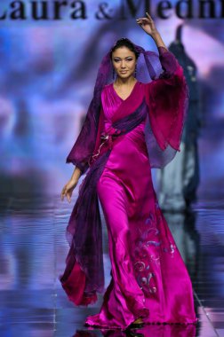 Laura ve Medni koleksiyon Moskova moda haftası sırasında 