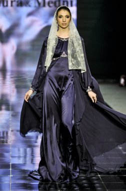 Laura ve Medni koleksiyon Moskova moda haftası sırasında 