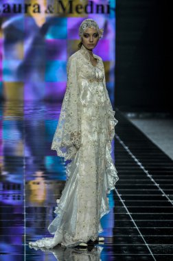 Laura ve Medni koleksiyon Moskova moda haftası sırasında 