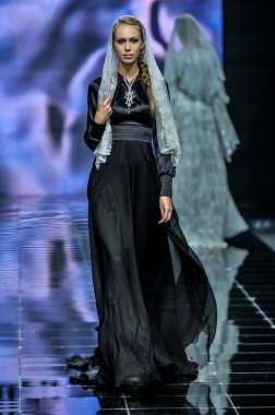 Laura ve Medni koleksiyon Moskova moda haftası sırasında 