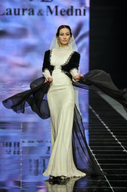 Laura ve Medni koleksiyon Moskova moda haftası sırasında 