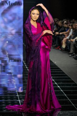 Laura ve Medni koleksiyon Moskova moda haftası sırasında 