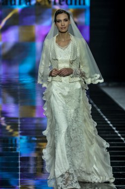 Laura ve Medni koleksiyon Moskova moda haftası sırasında 