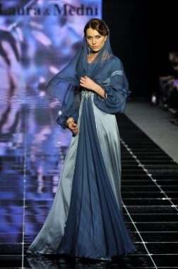 Laura ve Medni koleksiyon Moskova moda haftası sırasında 