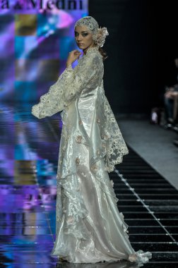 Laura ve Medni koleksiyon Moskova moda haftası sırasında 