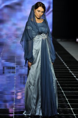 Laura ve Medni koleksiyon Moskova moda haftası sırasında 