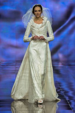 Laura ve Medni koleksiyon Moskova moda haftası sırasında 