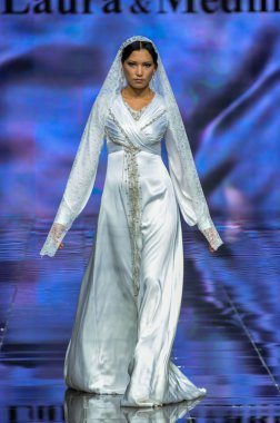 Laura ve Medni koleksiyon Moskova moda haftası sırasında 