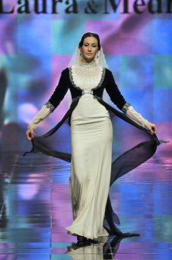 Laura ve Medni koleksiyon Moskova moda haftası sırasında 