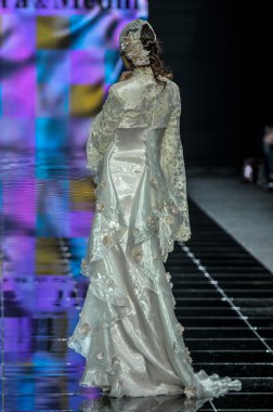 Laura ve Medni koleksiyon Moskova moda haftası sırasında 