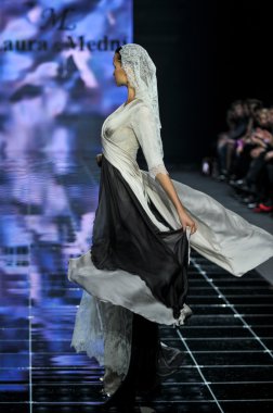 Laura ve Medni koleksiyon Moskova moda haftası sırasında 