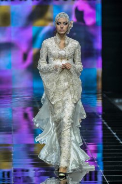 Laura ve Medni koleksiyon Moskova moda haftası sırasında 