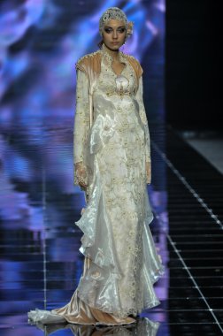 Laura ve Medni koleksiyon Moskova moda haftası sırasında 