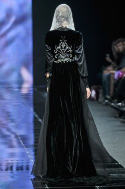 Laura ve Medni koleksiyon Moskova moda haftası sırasında 