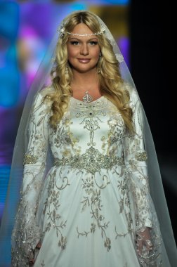 Laura ve Medni koleksiyon Moskova moda haftası sırasında 