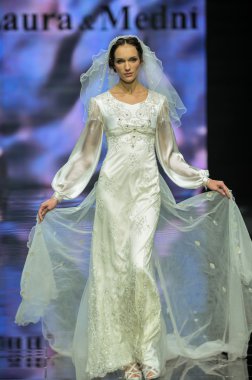 Laura ve Medni koleksiyon Moskova moda haftası sırasında 