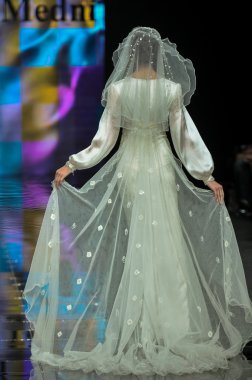 Laura ve Medni koleksiyon Moskova moda haftası sırasında 