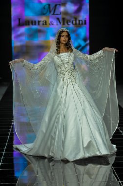 Laura ve Medni koleksiyon Moskova moda haftası sırasında 