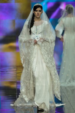 Laura ve Medni koleksiyon Moskova moda haftası sırasında 