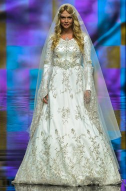 Laura ve Medni koleksiyon Moskova moda haftası sırasında 