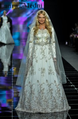 Laura ve Medni koleksiyon Moskova moda haftası sırasında 
