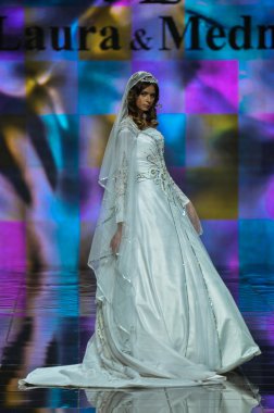 Laura ve Medni koleksiyon Moskova moda haftası sırasında 