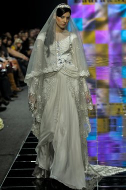 Laura ve Medni koleksiyon Moskova moda haftası sırasında 